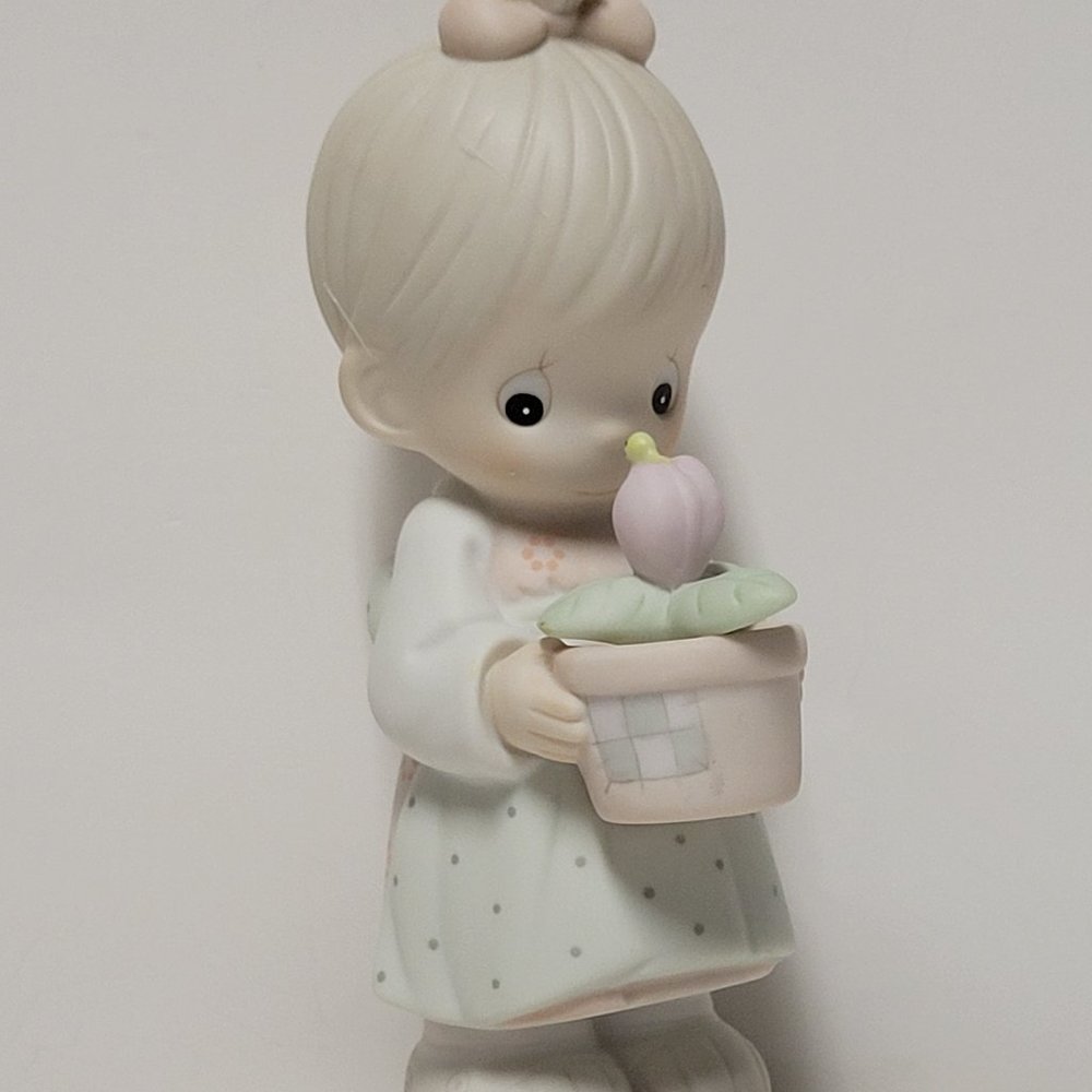 Precious Moments Figurine "May"